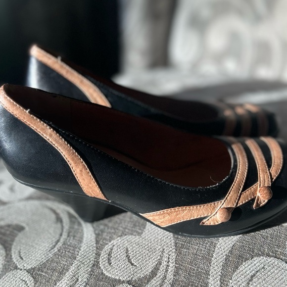 Mix Mooz Black and Tan Heels - Picture 2 of 3